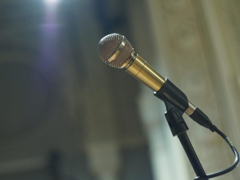 microphone-1492590_1280